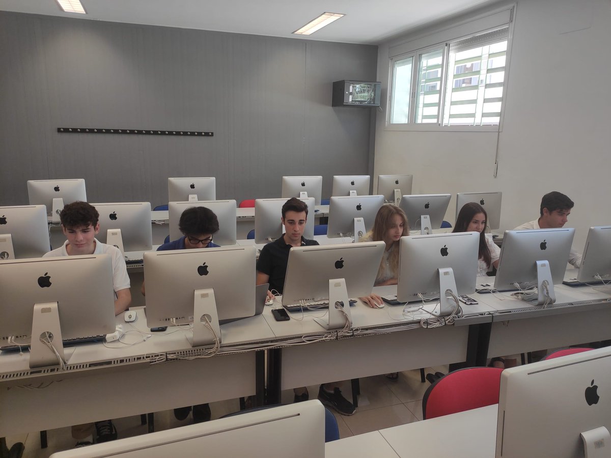 CFPSuperior's tweet photo. ¡El Campus de la @camaradesevilla acoge a un grupo de estudiantes de 1º de Bachillerato de @stmaryschool_ que están participando en un innovador proyecto tecnológico de la corporación!

✅Una experiencia formativa donde están poniendo en práctica un proyecto empresarial. https://t.co/qLq5KajFda