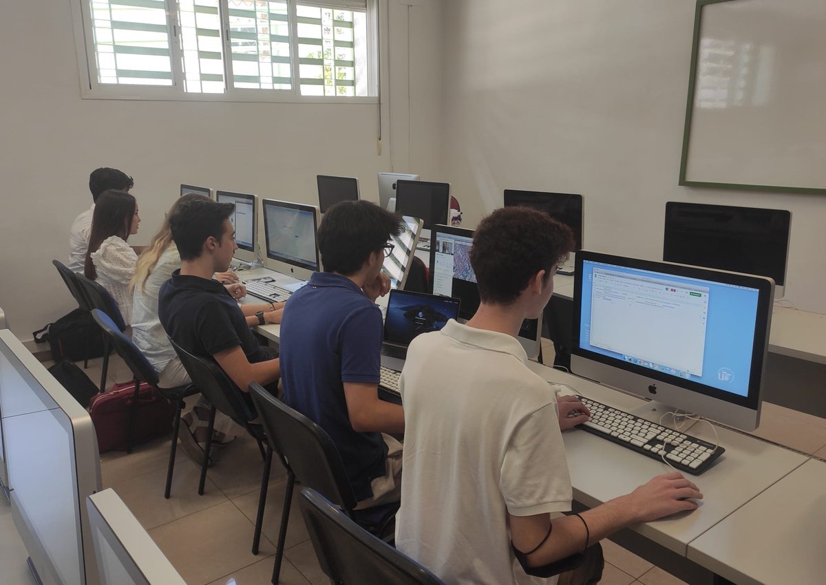CFPSuperior's tweet photo. ¡El Campus de la @camaradesevilla acoge a un grupo de estudiantes de 1º de Bachillerato de @stmaryschool_ que están participando en un innovador proyecto tecnológico de la corporación!

✅Una experiencia formativa donde están poniendo en práctica un proyecto empresarial. https://t.co/qLq5KajFda