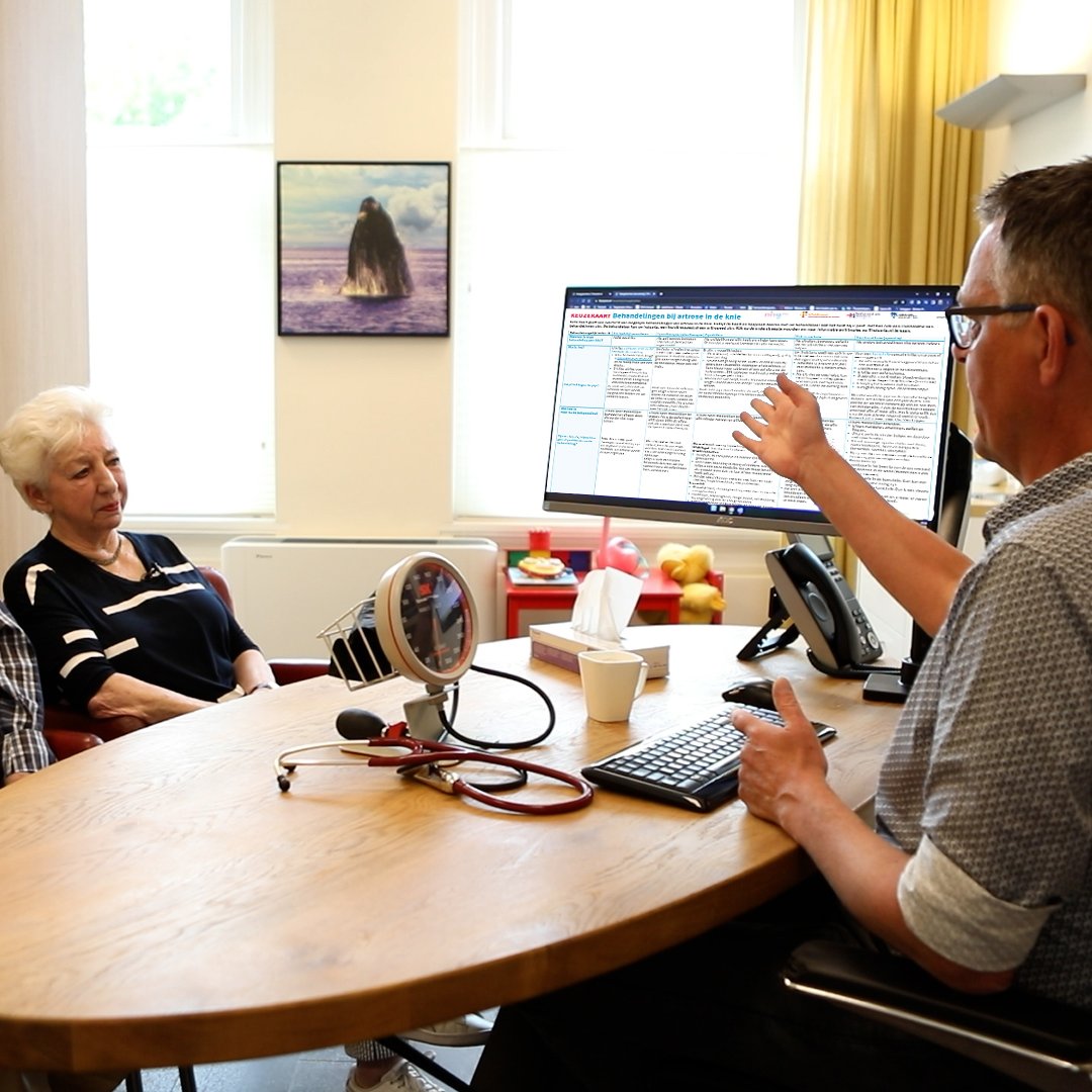 Met medisch specialisten en patiëntenorganisaties ontwikkelt het NHG keuzekaarten: deze geven een overzicht van alle behandelingen en helpen patiënt en arts om samen een keuze te maken voor de beste behandeling. 49 keuzekaarten zijn vanaf nu beschikbaar op ow.ly/EArv50JCpIA