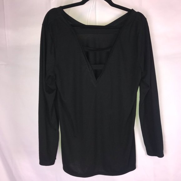 tschictique's tweet photo. So good I had to share! Check out all the items I'm loving on @Poshmarkapp from @Normaro71627949 #poshmark #fashion #style #shopmycloset #vineyardvines #athleta: https://t.co/91obQAcRaV https://t.co/5UuXFQqd3y