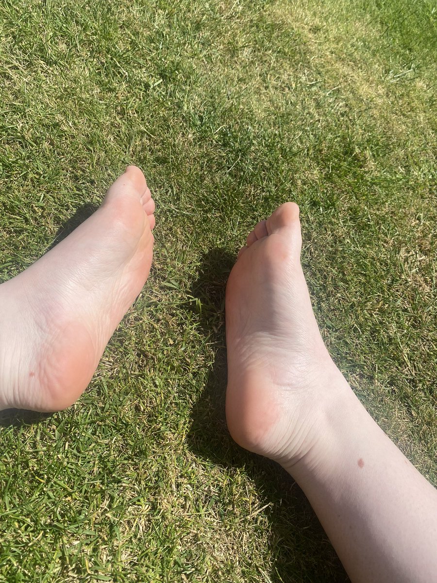 Feetpics_dirty's tweet photo. Bare feet in the sunshine 😏 DM for more! https://t.co/vEdgQT5NiH
