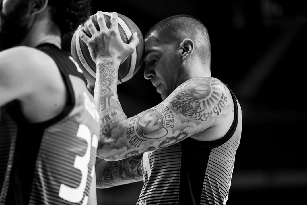 Este es uno de los peores momentos que he vivido como deportista. El Domingo nos llevamos un golpe muy duro del que costará recuperarse. Prometo levantarme y volver a intentarlo. No hay duda. Mil gracias a todos los que me habéis apoyado. Afición del Estu, sois increíbles ✊🏽💙