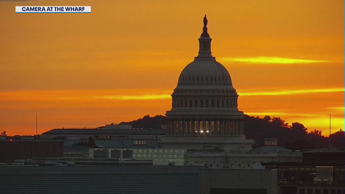 ClaireA_Wx's tweet photo. Hello Summer! ☀️⛱🕶 Today is the first day of summer & it is off to a beautiful start!
Check out the sunrise over the Nation’s Capital! @fox5dc #fox5dc #washingtongdc #sunrise #nationscapital https://t.co/pXsvMvs9dM