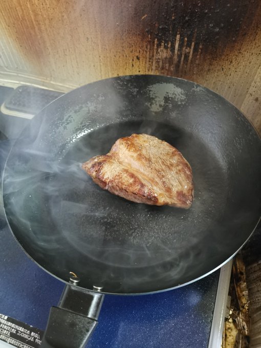 強火で焼色つけていきます 