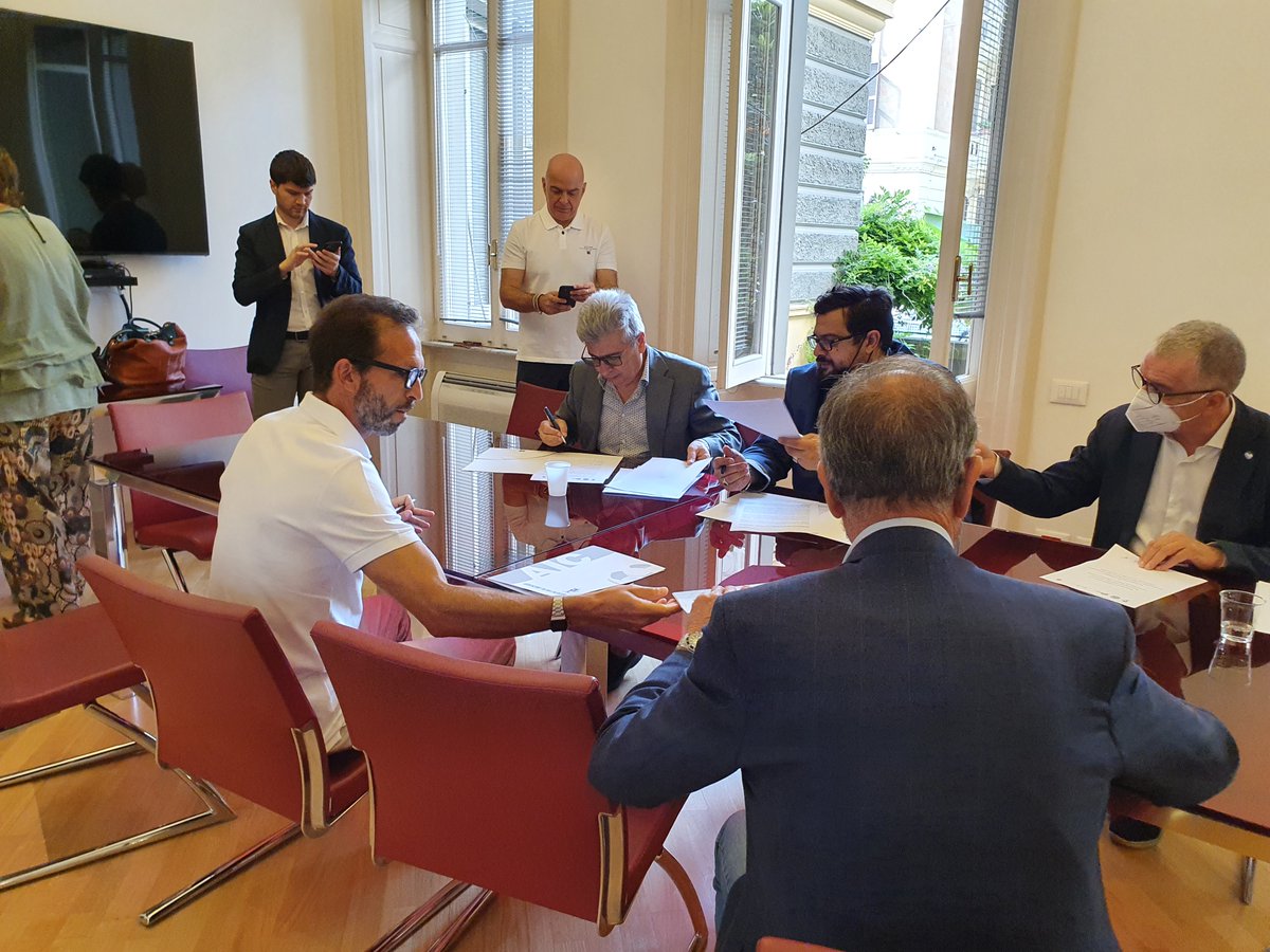 FilcaCisl's tweet photo. Aic-Aiac e Feneal Filca Fillea hanno sottoscritto un accordo per promuovere dignità, #diritti e #sicurezza di chi lavora per la costruzione delle #infrastrutture per i grandi eventi sportivi. 
Info: https://t.co/kEId8u2WCB 
#sport #edilizia https://t.co/nRniOpb2aK