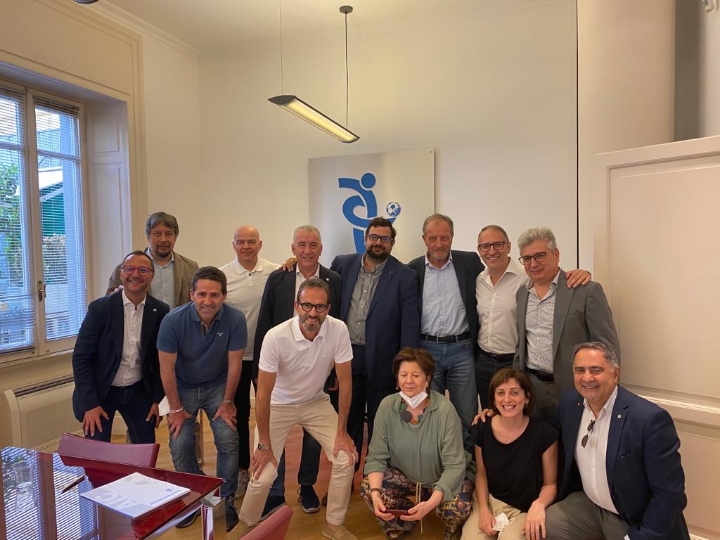 FilcaCisl's tweet photo. Aic-Aiac e Feneal Filca Fillea hanno sottoscritto un accordo per promuovere dignità, #diritti e #sicurezza di chi lavora per la costruzione delle #infrastrutture per i grandi eventi sportivi. 
Info: https://t.co/kEId8u2WCB 
#sport #edilizia https://t.co/nRniOpb2aK