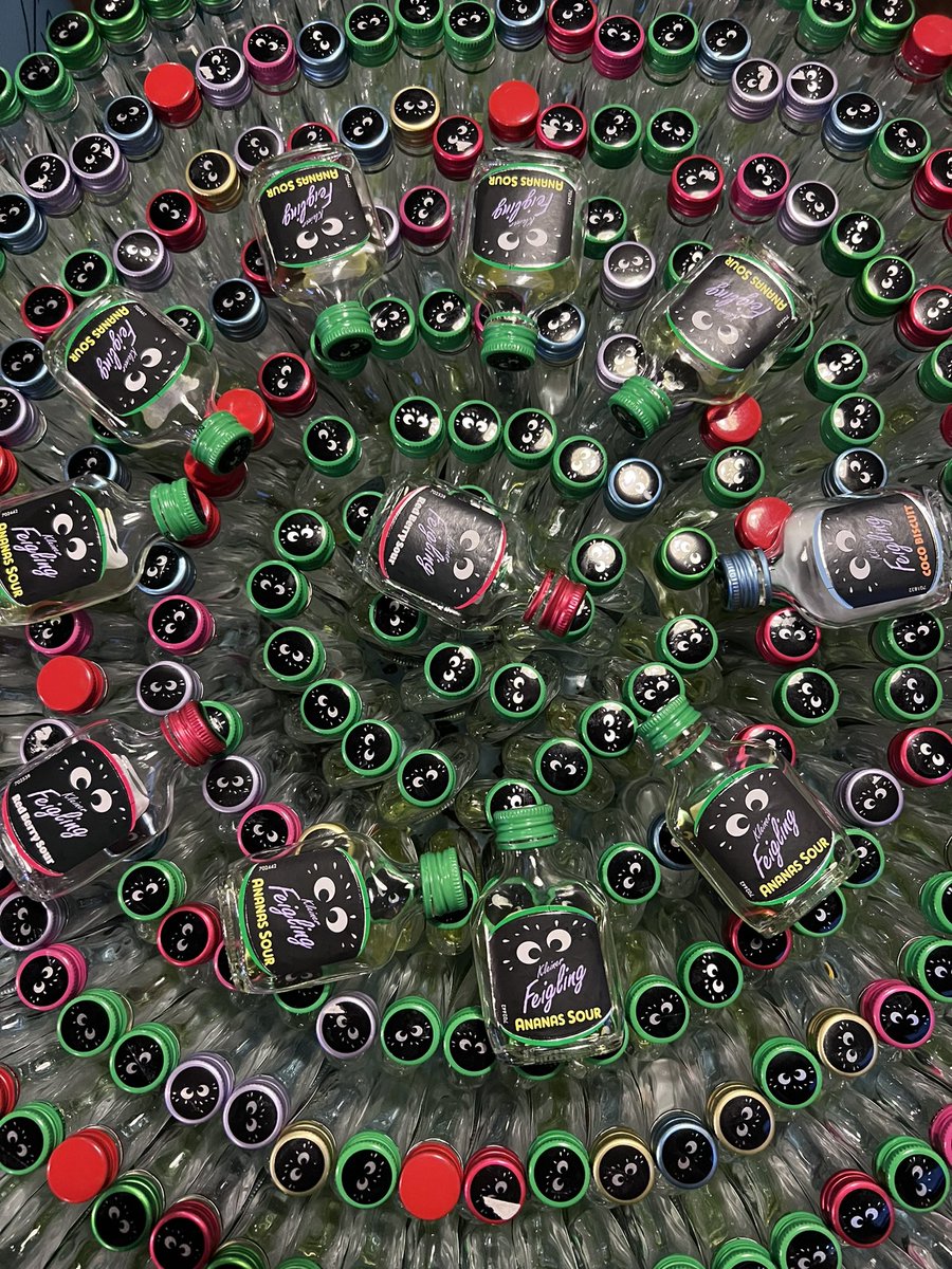 Chika٩(ˊᗜˋ*)وです

昨日はクライナー祭🏮でした！
クライナーを並べてみたよ！
可愛い"(∩>ω<∩)"

本日もみなさまのお越しをお待ちしております

#小倉 #小倉お酒 #小倉グルメ #紺屋町 #遅くまでやってる #昭和レトロ #雰囲気ある #昭和 #映え #カラオケ #紺屋町カラオケ