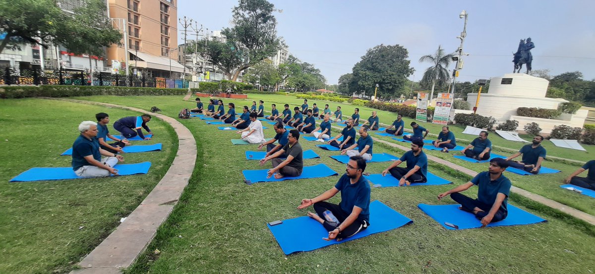 FoodRajkot's tweet photo. अंतर्राष्ट्रीय योगदिवस-2022 के अवसर पर FCI राजकोट में मंडल प्रबंधक श्री राम प्रकाश-एम् जी पाटिल  के नेतृत्व में अधिकारियों-कर्मचारीगण द्वारा उत्साहपूर्वक योगाभ्यास किया गया 
@AmritMahotsav
 @FCI_Gujarat
 @FCI_India
 @fooddeptgoi
 #InternationalYogaDay
#YogaForHumanity #YogaDay https://t.co/MHVX2e08md