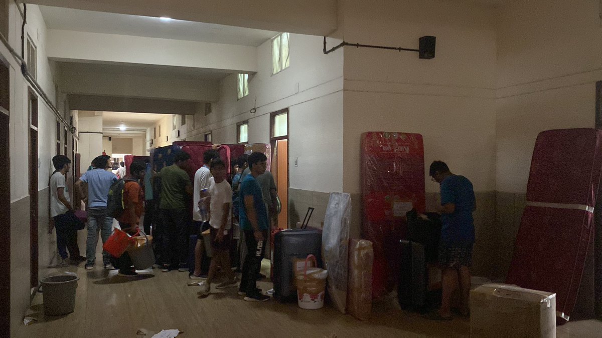 ShamitrM's tweet photo. Boys hostel ki bheed :) 
Jitni gaaliyan life mai sunoge uska equivalent yahan bhi sunne ko milegi janaab 🥰 https://t.co/qqzlIWYiyL