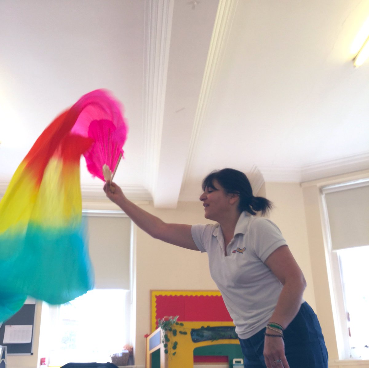 RuspiniHouseRMS's tweet photo. Daffodils enjoyed yet another engaging and interactive musical weekly Spanish lesson  where we explored colours in Spanish, numbers and nursery rhymes such as ‘row row the boat’ using props and instruments! #EYFS #eyfslanguages #learningspanish @MiniLingos https://t.co/PGd0tgxVnq