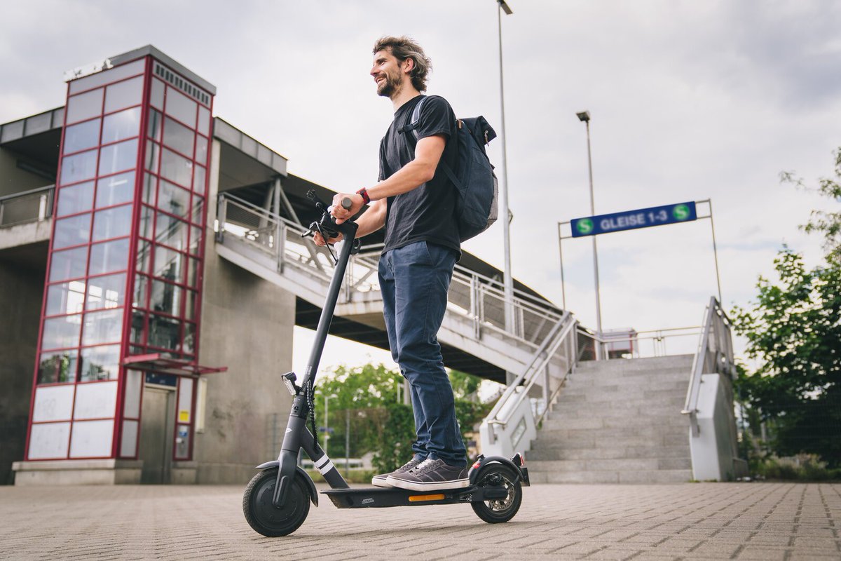 #EScooter: Die perfekte Lösung für die letzte Meile zwischen U-Bahn und Büro. Immer mehr Privatleute nutzen dazu diese Flitzer. Wo dürfen E-Scooter fahren – wie müssen sie #versichert werden? Mehr dazu huk.de/content/dam/hu…