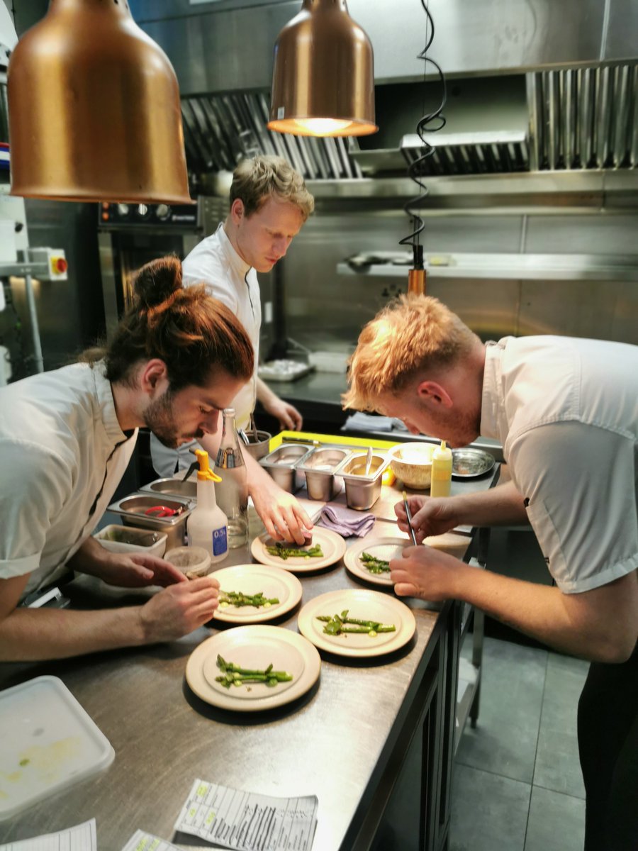 galwayswestend's tweet photo. Artists at work π½π @AniarGalway
#food #irishfood #finedining #michelin #michelingourmand #michelinbib #galwayswestend #crossthebridge #galway #ireland #cometogalway #whatsoningalway #thingstodoingalway #visitgalway #local #supportlocal #food #chef #chefs https://t.co/RRydU0wBZR