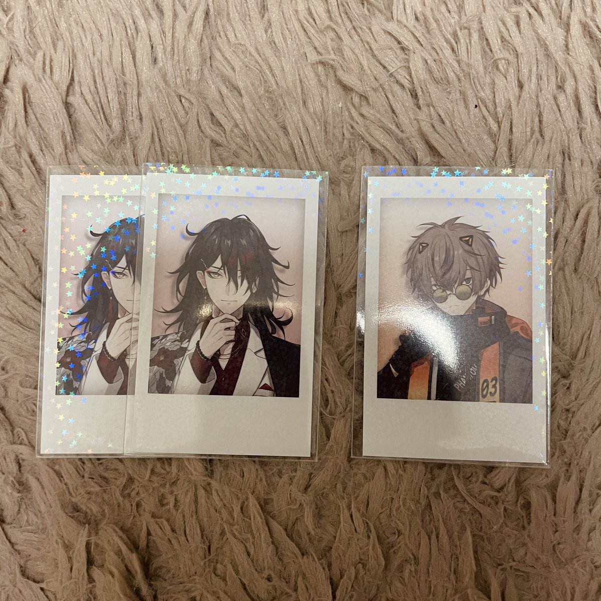 same_hachi8's tweet photo. [交換]にじさんじ EN ホワイトデー クリアポストカード Unit art チェキ風カード

求)サイン 👹🧧(1)
　 ノーマル 👹🧧(1)>🕵️🦊(4)

　チェキ:✒️ 👟✡️ 🎧(各1)

譲)サイン 🦁💰(1)
　 ノーマル 🦁💰(2) ✒️(3)

　 チェキ:👹🧧(2) 🎭🕒(1)

郵送希望
検索からでもお気軽にお声掛けください🙇‍♀️ https://t.co/8S3qWbVqwC