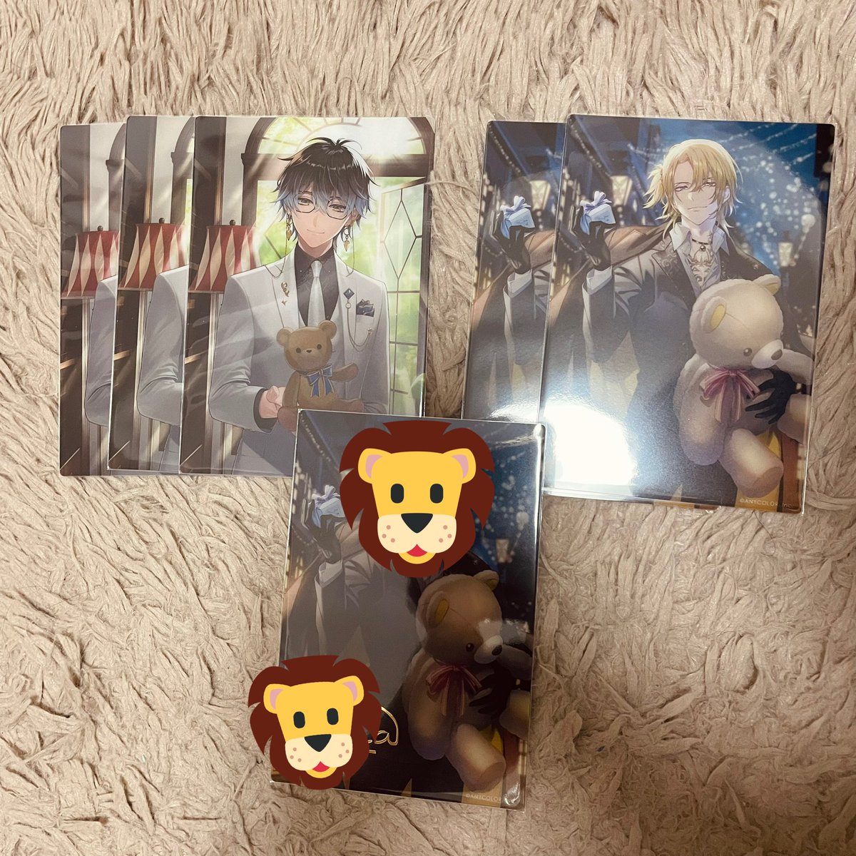 same_hachi8's tweet photo. [交換]にじさんじ EN ホワイトデー クリアポストカード Unit art チェキ風カード

求)サイン 👹🧧(1)
　 ノーマル 👹🧧(1)>🕵️🦊(4)

　チェキ:✒️ 👟✡️ 🎧(各1)

譲)サイン 🦁💰(1)
　 ノーマル 🦁💰(2) ✒️(3)

　 チェキ:👹🧧(2) 🎭🕒(1)

郵送希望
検索からでもお気軽にお声掛けください🙇‍♀️ https://t.co/8S3qWbVqwC