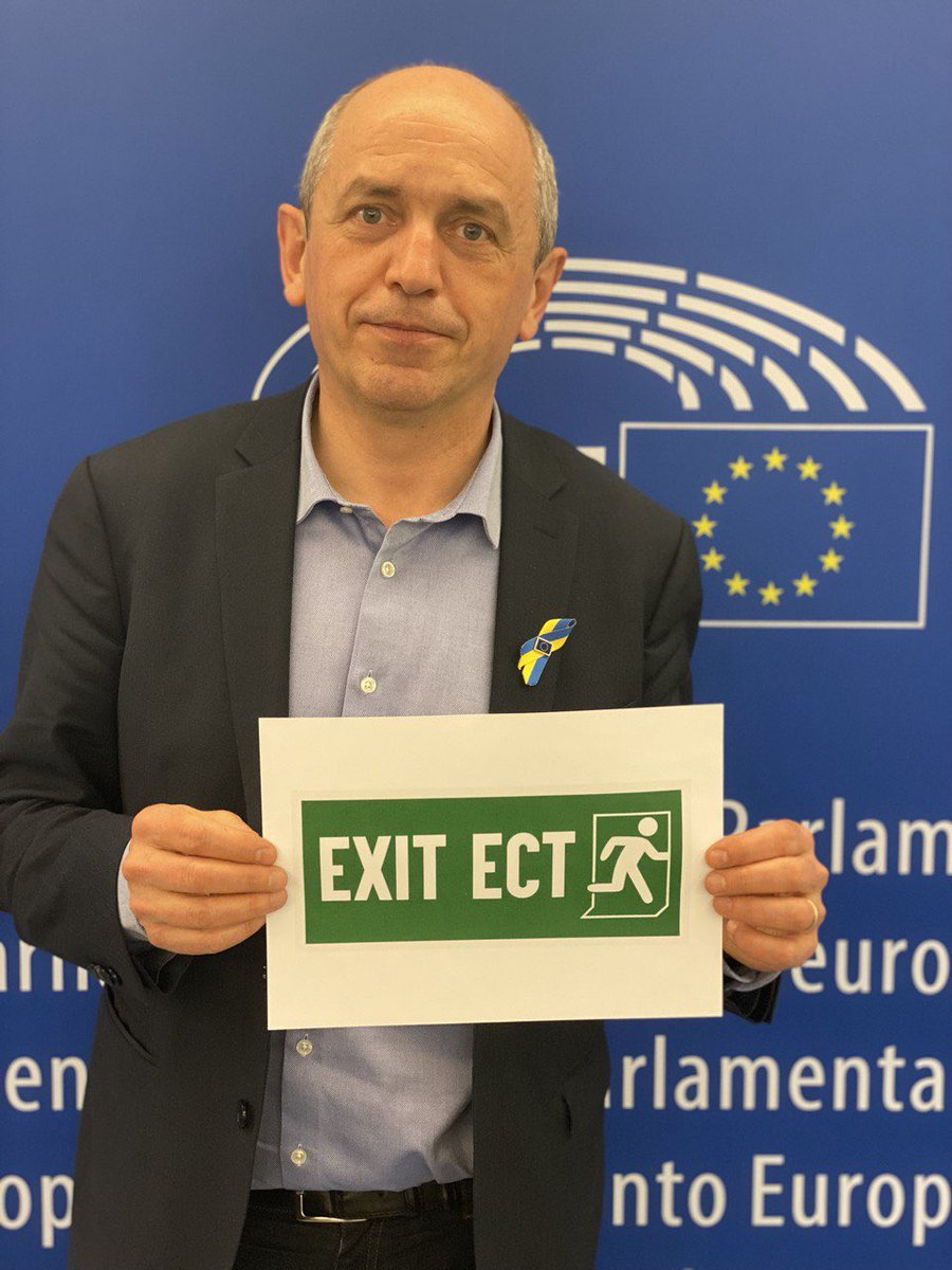 Condamner les Etats à payer des milliards à des multinationales fossiles quand ils agissent pour le climat ?
Ca n'a aucun sens et pourtant c'est ce que permet le #EnergyCharterTreaty!

5 jeunes européens portent plainte contre 12 Etats dont la France pour y mettre fin⤵️
#ExitECT