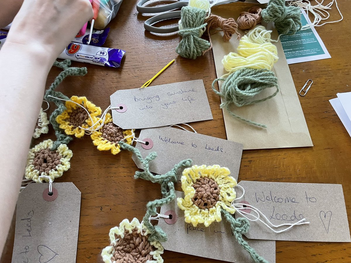 #SendaMessage #SimpleActs #RefugeeWeek2022 a sunny evening <a href="/leedslibraries/">Leeds Libraries</a> learning to #crochet 🌻look out for more #DrawingRoom crochet workshops soon 🧶