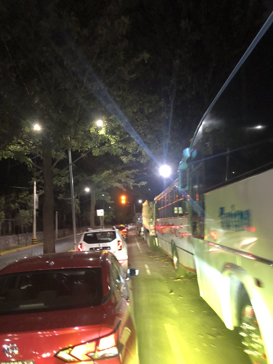 la_tropecista's tweet photo. @UCS_GCDMX @VigimoviCDMX @locatel_mx  @TlahuacRenace @TlahuacMx  @Claudiashein  Con la novedad que solo aumentan vehículos estorbando la vía de canal de Chalco y aumentando tráfico https://t.co/78mqVl5ogI