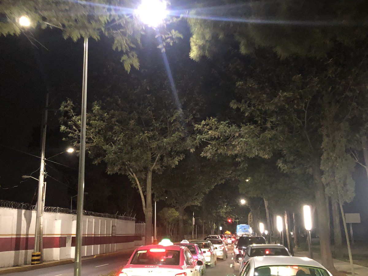 la_tropecista's tweet photo. @UCS_GCDMX @VigimoviCDMX @locatel_mx  @TlahuacRenace @TlahuacMx  @Claudiashein  Con la novedad que solo aumentan vehículos estorbando la vía de canal de Chalco y aumentando tráfico https://t.co/78mqVl5ogI