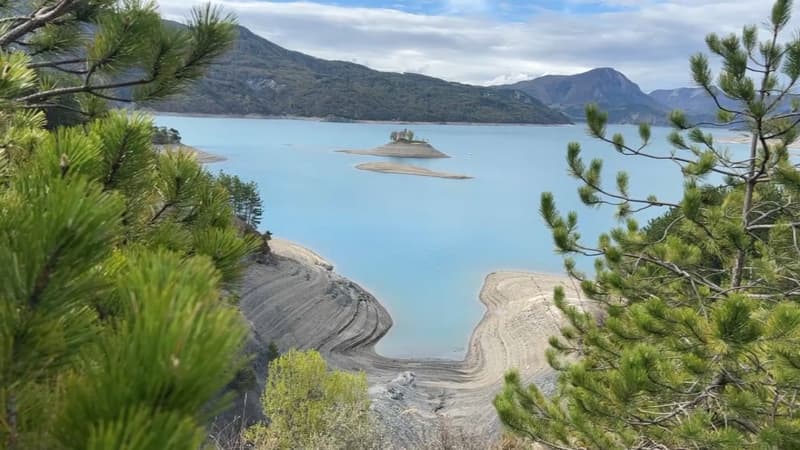 MaximCombes's tweet photo. Le lac de Serre-Ponçon (Hautes-Alpes) est 7 mètres plus bas que son niveau normal, baissant de 1 à 2 cm toutes les 4 heures, obligeant une réduction de la production électrique.
Le tout à cause du manque de pluie depuis des mois sur les Alpes.
#secheresse #UrgenceClimatique https://t.co/4q2UMvrRlR