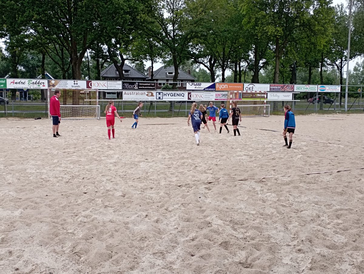 TwentsR's tweet photo. Differentieel opleiden en dus ook op verschillende ondergronden trainen. Afgelopen zondag werd getraind op zand. #ontwikkelen #Opleiden #beterworden #visie https://t.co/UvZi3vhATf