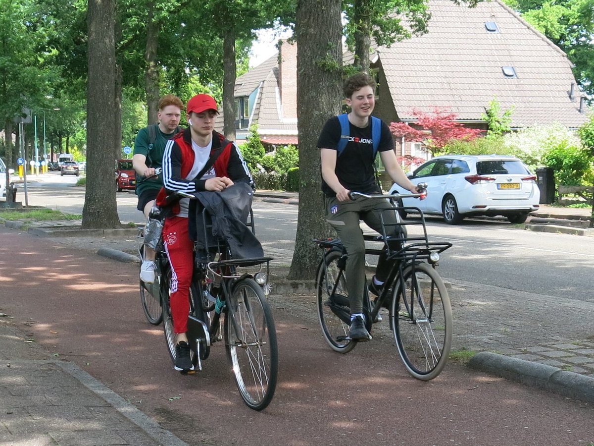 Cycling can be social.

So make sure to build bike facilities wide enough for folks to ride side by side.

#SocialCycling #Utrecht
