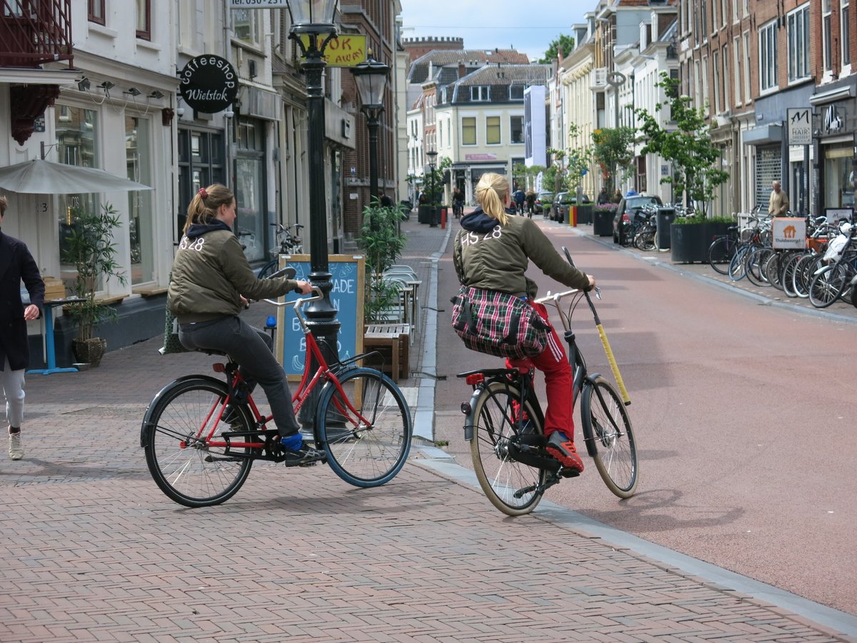 BikeTarrytown's tweet photo. Cycling can be social.

So make sure to build bike facilities wide enough for folks to ride side by side.

#SocialCycling #Utrecht https://t.co/azXI6hyAys