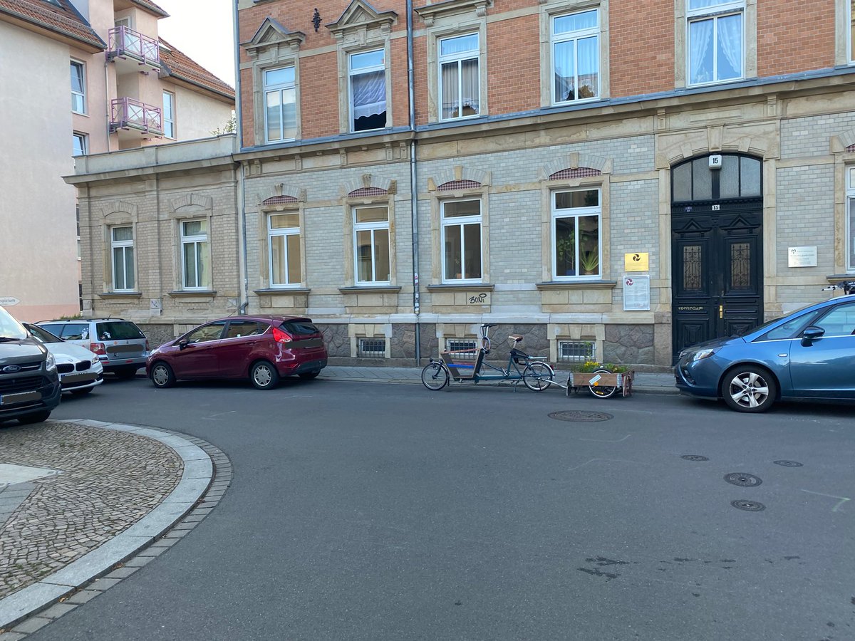 👧 Schau mal da ist wieder der Blumenwagen.
👧 Ich finde das total Klasse was sie da machen!

🚴‍♂️ Danke, hier werden immer die abgesenkten Bordsteine zugeparkt.
🚴‍♂️ so können die Kinder besser die Straße queren.

Reclaim your streets!

#beetmobil