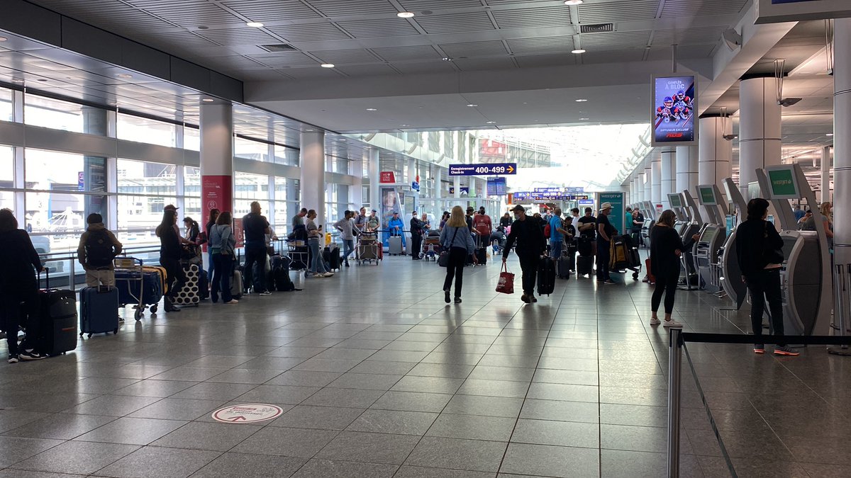 lbourdages's tweet photo. @WestJet des centaines de personnes attendent depuis plus d’une heure à @yulaeroport le système d’enregistrement est « temporairement hors d’usage » sans que rien ne bouge…on a AUCUN détail https://t.co/ogmQLiYt3l