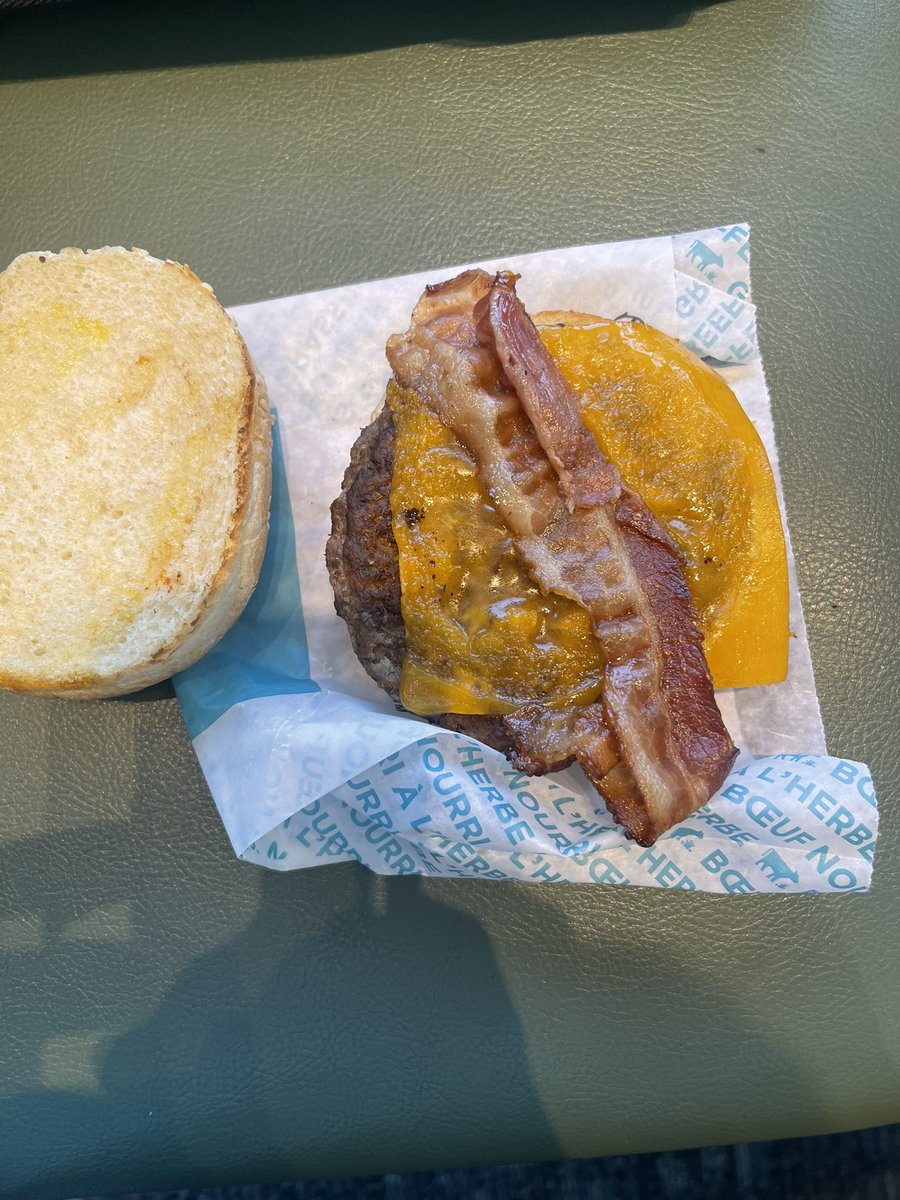 kentoTNR's tweet photo. @AWCanada - Real nice effort out of your @TorontoPearson location…. Guess I’ll wait till the middle of the burger for the bacon. https://t.co/t0S5qzPlZ5