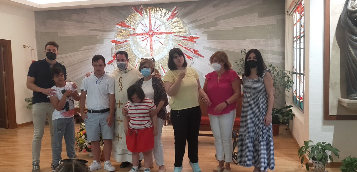 Y llegó el día tan esperado para cinco de nuestros alumnos, la graduación de Claudia, Marta, Lesly, Loubna y Rodrigo. Comenzó el día con una Eucaristía en la capilla preparada con mucho cariño, y a continuación el acto en el polideportivo que fue muy emotivo.
