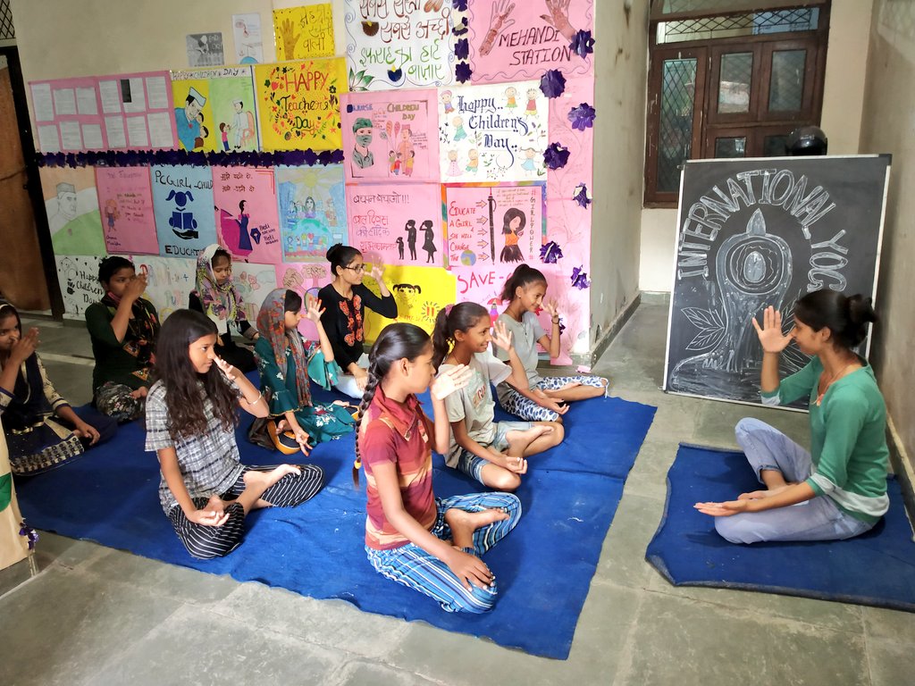 #InternationalYogaDay2022 पर young Urban Women's द्वारा योग करते हुए । <a href="/ActionAidIndia/">ActionAid Association</a> <a href="/Action_Aid/">ActionAid </a> <a href="/raisindian/">Rais Ahmed</a> <a href="/mashkooralig/">Mashkoor</a> <a href="/rakeshthakurd/">Rakesh Thakur</a> <a href="/NaghmaKhaliq/">Naghma Khaliq</a> <a href="/sughrabano6/">sughra bano</a> @Rinkijh79390343