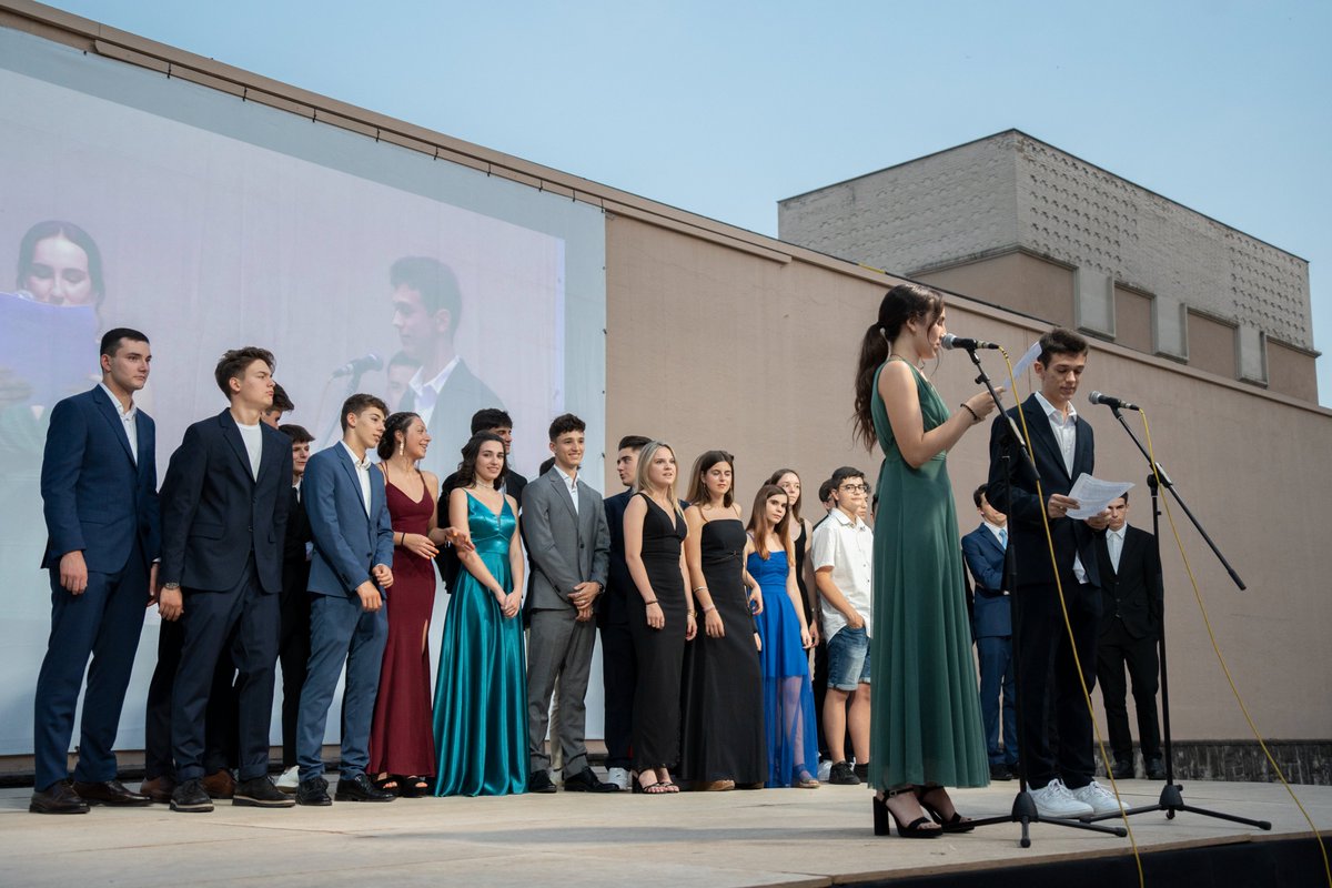 salesianssarria's tweet photo. Aquí teniu el recull de fotografies de la nit de comiat de #Batxillerats i #BatxilleratInternacional que vam celebrar divendres passat. Va ser una trobada molt emotiva que sempre recordarem ❤️ Ara estem treballant en el vídeo dels millors moments 
https://t.co/IzWFtB1hAP https://t.co/lhFeYXcaEk