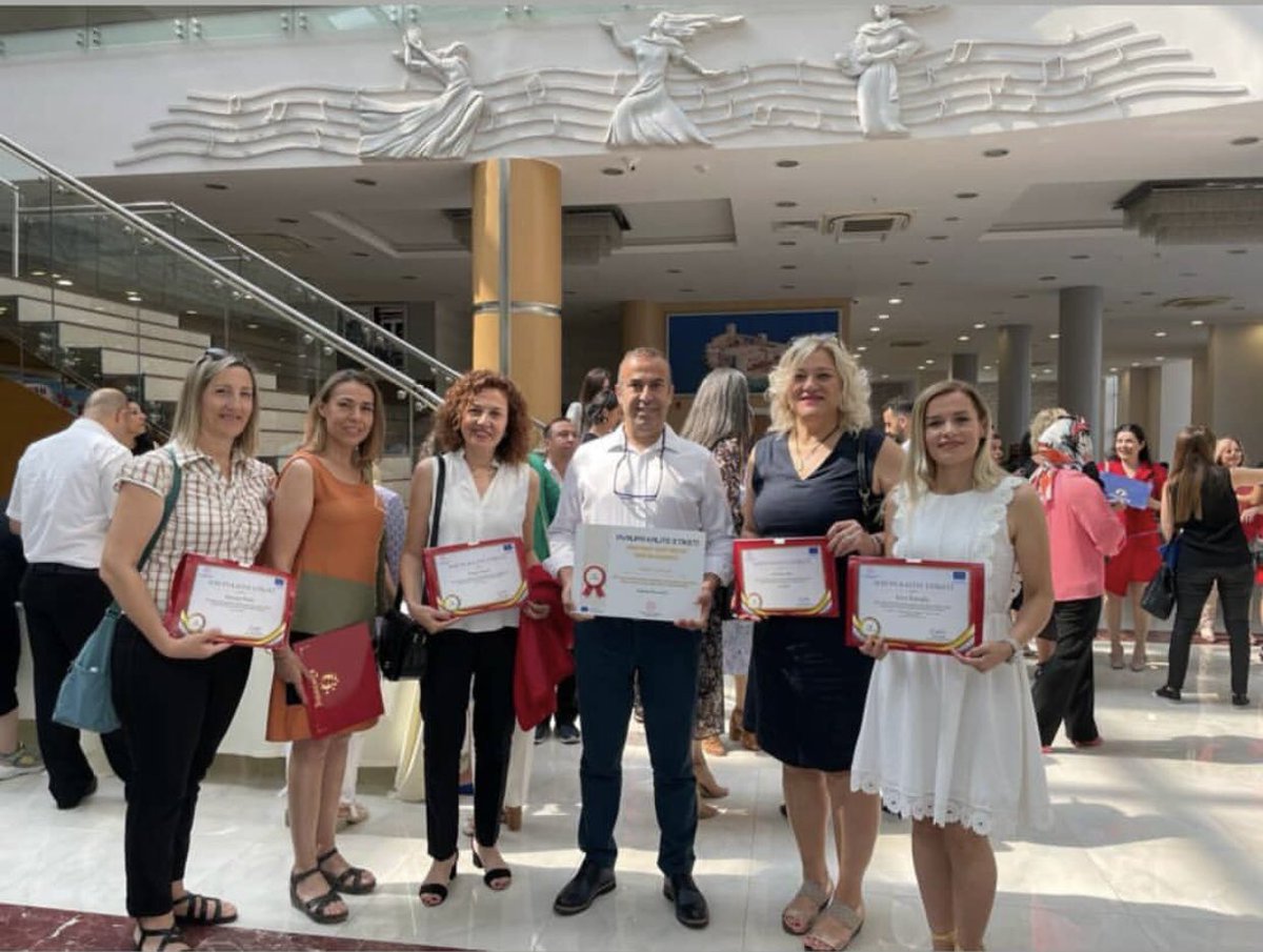SehitNevzat1's tweet photo. Okulumuz eTwinning Okulu levhasını öğretmenlerimiz eTwinning kalite etiketlerini düzenlenen törenle aldılar.Emeği geçen öğretmenlerimize,idarecilerimize ve eTwinning Mersin ekibine teşekkür ediyoruz.👏
@tcmeb @MersinMEM @toroslarmem @tretwinning @eTwinningMersin @Nazmikendigelen https://t.co/GERYAaEf92