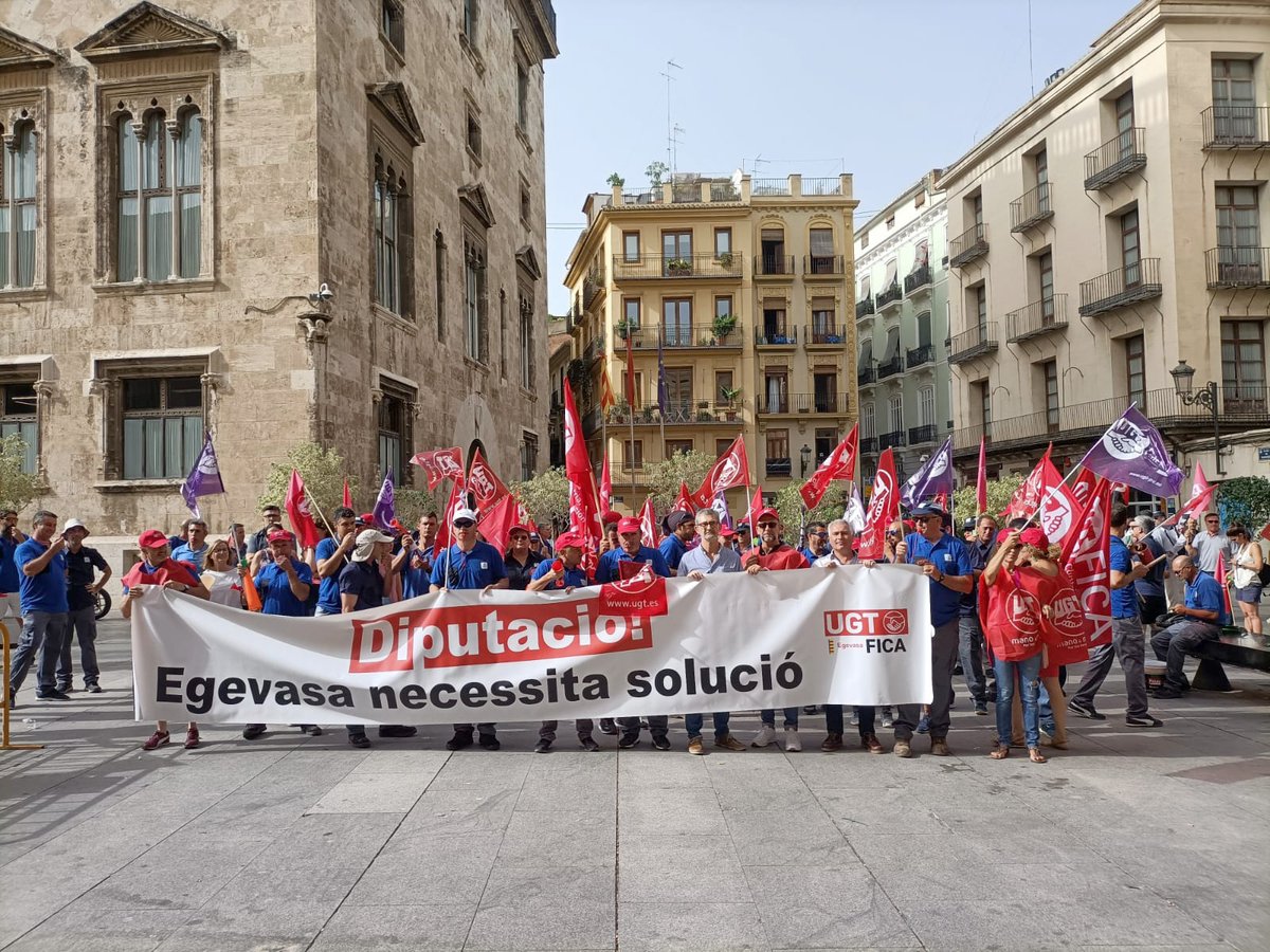 ugtficapv's tweet photo. Los trabajadores y trabajadoras de EGEVASA se han concentrado frente al edificio de la Diputación de València para exigir que se clarifique el futuro de la empresa y de sus trabajadores.
@ArgenteDaniel @UGTPV @egevasa https://t.co/hApsT8NZyT