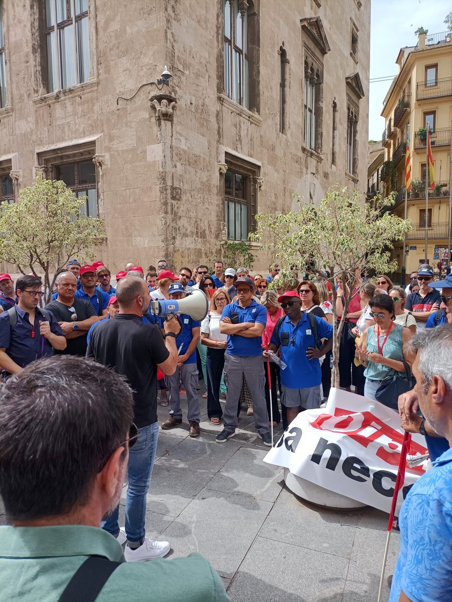 ugtficapv's tweet photo. Los trabajadores y trabajadoras de EGEVASA se han concentrado frente al edificio de la Diputación de València para exigir que se clarifique el futuro de la empresa y de sus trabajadores.
@ArgenteDaniel @UGTPV @egevasa https://t.co/hApsT8NZyT