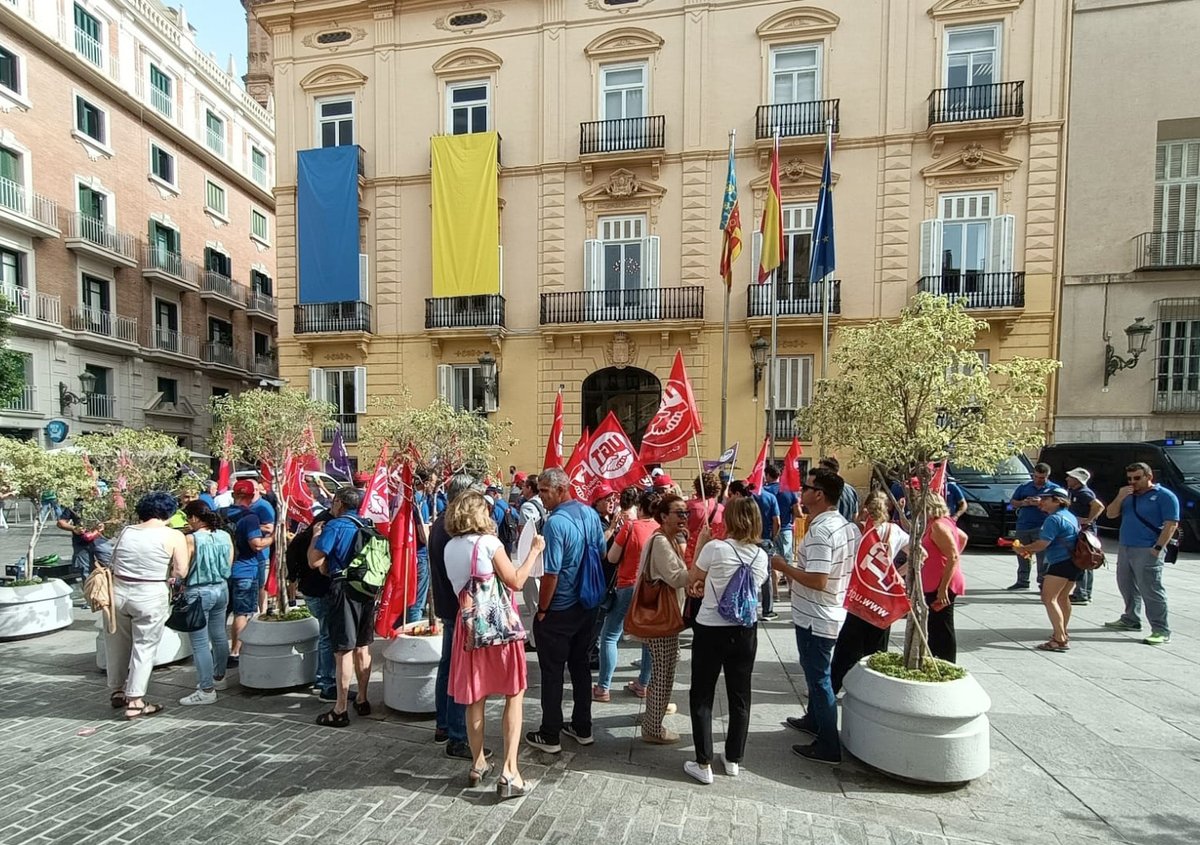 ugtficapv's tweet photo. Los trabajadores y trabajadoras de EGEVASA se han concentrado frente al edificio de la Diputación de València para exigir que se clarifique el futuro de la empresa y de sus trabajadores.
@ArgenteDaniel @UGTPV @egevasa https://t.co/hApsT8NZyT