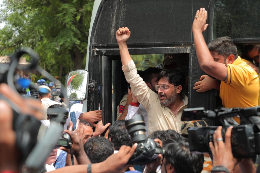 AhmerIslam_'s tweet photo. Iss zor zulum ke takkar me, sangharsh hamara naara hai.
Dum hai kitna daman me tere, dekhliya hai dekhenge.
Jagah hai kitni jailon me teri, dekh liya hai dekhenge.
#jaijawan_jaikisan #SatyagrahaNahinRukega #Satyagraha #RahulGandhiZindabad https://t.co/JXlSMzOK9f
