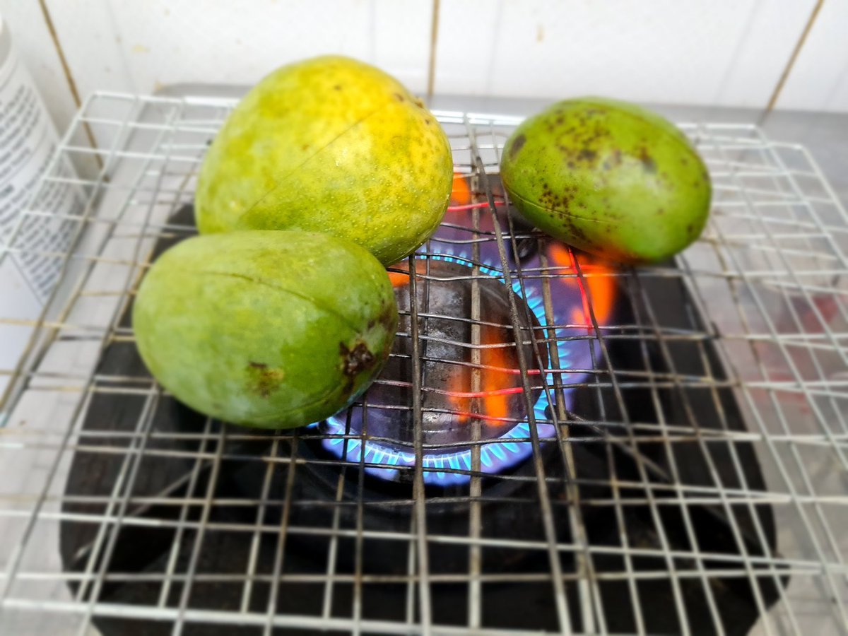Now bυrn them on the gas directly from all sides. Many people boil the mangoes but this is the authentic way of making it.