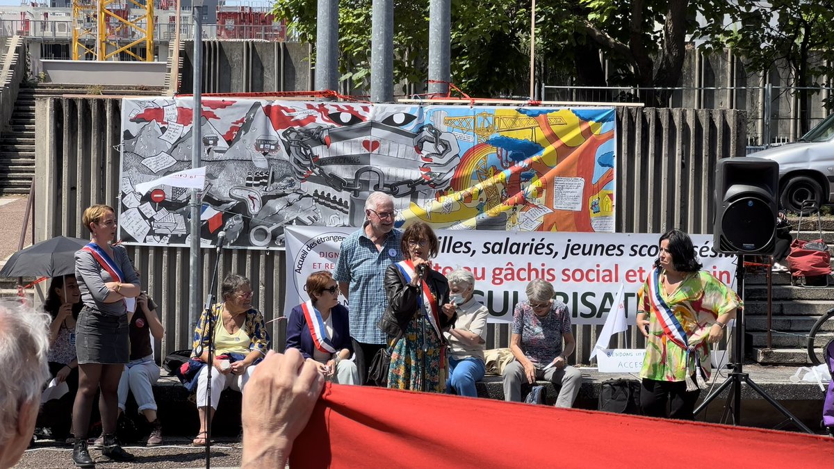 À la préfecture de #SeineSaintDenis pour mon dernier déplacement comme députée. La mobilisation des militantes et militants politiques, syndicaux, associatifs en faveur de la régularisation réchauffe le cœur. Un peu d’humanité, pour finir !