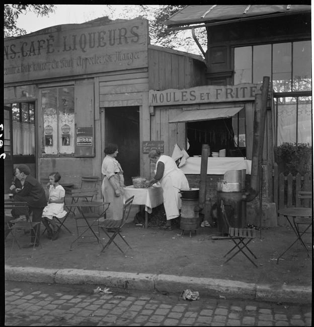Marcel Bovis. 
Moules et frites, Porte de Vanves 
1933  Paris