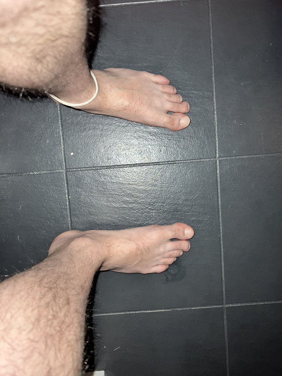 thesesocks1's tweet photo. Late night piss https://t.co/iURKeSfaU7