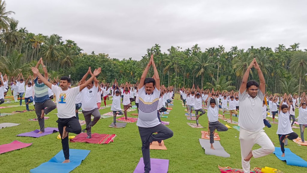 Darshansmbjp's tweet photo. "ಯೋಗಯುಕ್ತ ಭಾರತ - ರೋಗ ಮುಕ್ತ ಭಾರತ" ಅಂತರಾಷ್ಟ್ರೀಯ ಯೋಗ ದಿನಾಚರಣೆ ಪ್ರಯುಕ್ತ ತರೀಕೆರೆ ಶಾಸಕಾರದ ಡಿ ಎಸ್ ಸುರೇಶ್ ಅಣ್ಣ ನವರ ನೇತ್ರತ್ವದಲ್ಲಿ ಅಮೃತಾಪುರ ಗ್ರಾಮದ ಅಮೃತೇಶ್ವರನ ಸನ್ನಿಧಿಯಲ್ಲಿ ನಡೆದ ಯೋಗ ದಿನಾಚರಣೆಯ ಕಾರ್ಯಕ್ರಮದಕಲ್ಲಿ ಭಾಗವಹಿಸಲಾಯಿತು...
@DSSURESH10 
#InternationalYogaDay https://t.co/BTZPNhB627