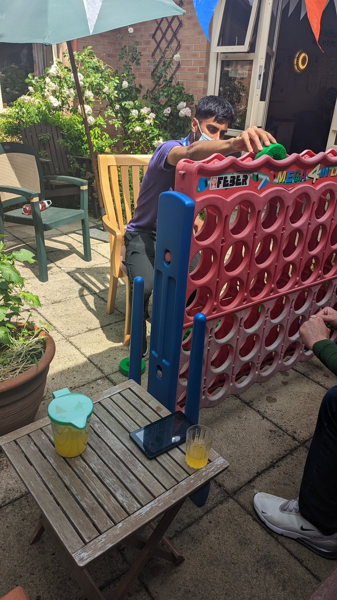 Wimbledon has nothing on @ClarendonWard 😂 the patient's are enjoying this ☀️ weather with some intense connect 4 tournaments 😱 @LPTpatientexp @Umar21desai @CHSInpatientLPT @Aimeetuesday1 @WardBeechwood