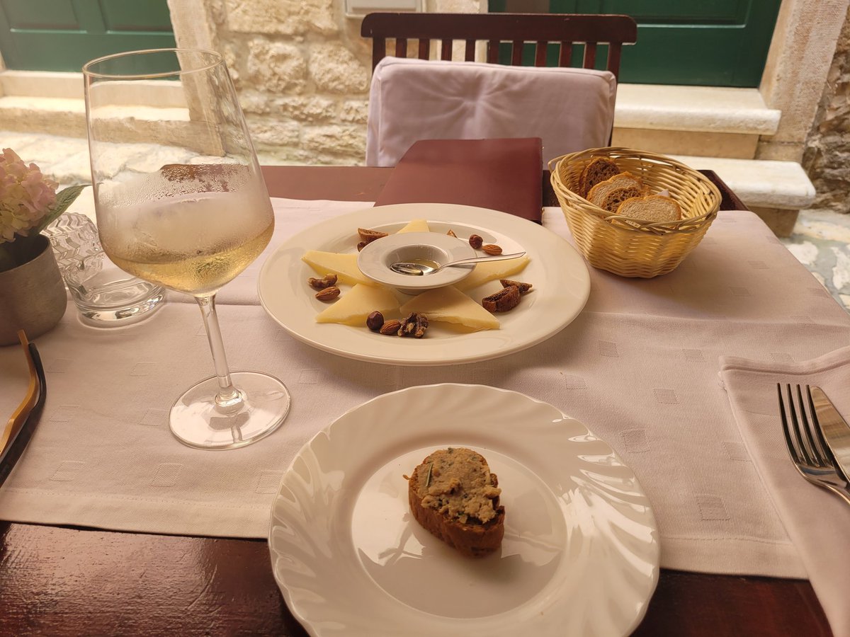 AndiScran's tweet photo. Sometimes you just land on your feet!! #Rovinj #LazyLunch https://t.co/nn6blEnWo1