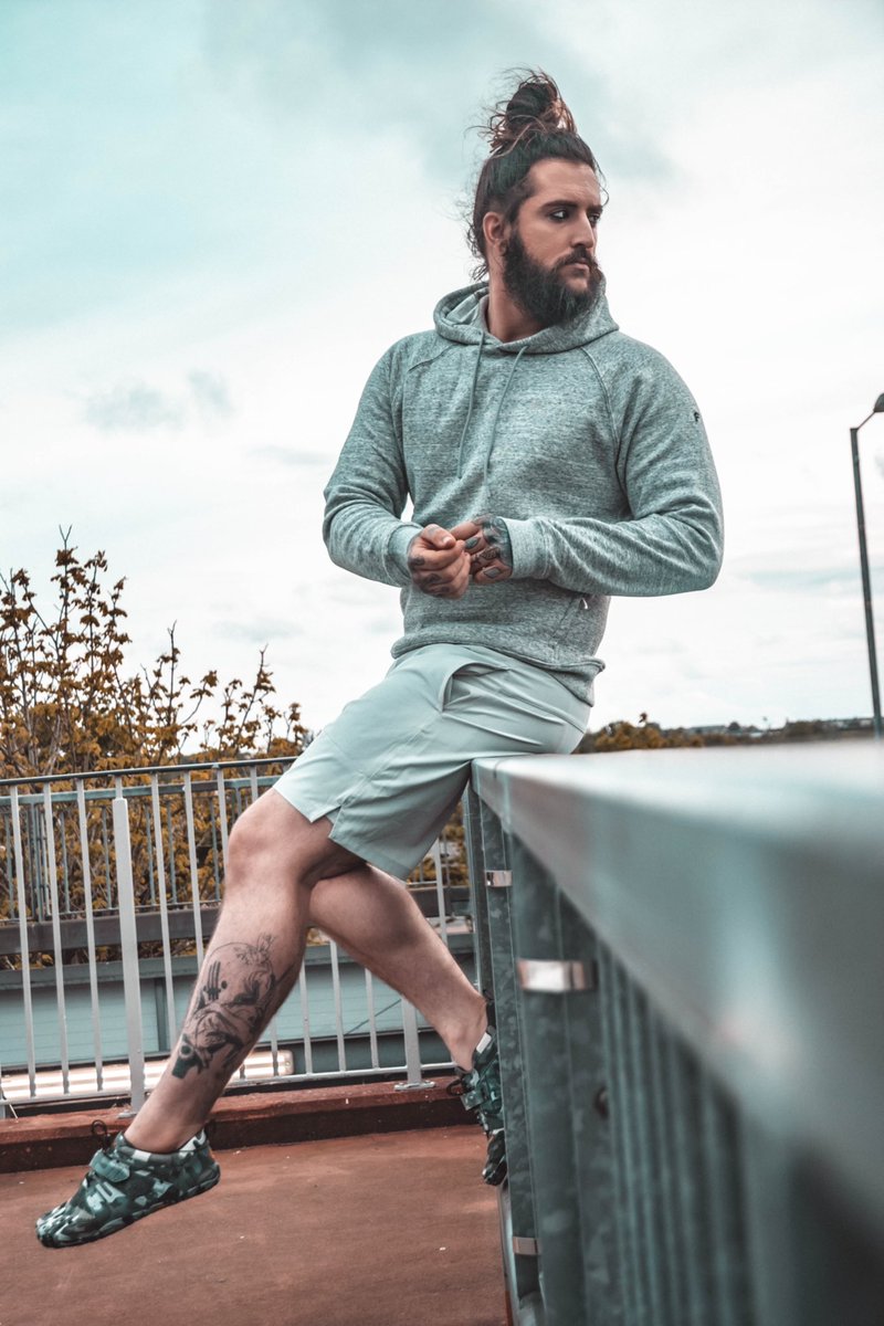 tomjackjackson's tweet image. I’m finally feeling a little more myself again, if you’ve been on my TikTok you’ll already know I was out of action with the virus we don’t talk about 🙃 I’m back at @andymeecoaching training program and I’m already feeling it 

#cabeludo #fableticsmen #manbun #longhairmen