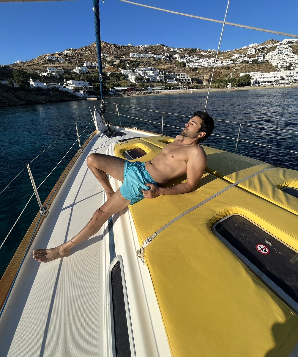 RK1610IsMe's tweet photo. Injury restricts me from doing any intense yoga for the moment. So doing the next best thing. Vitamin D whenever and ‘wherever’possible :) #worldyogaday https://t.co/DtAsSWBkW2