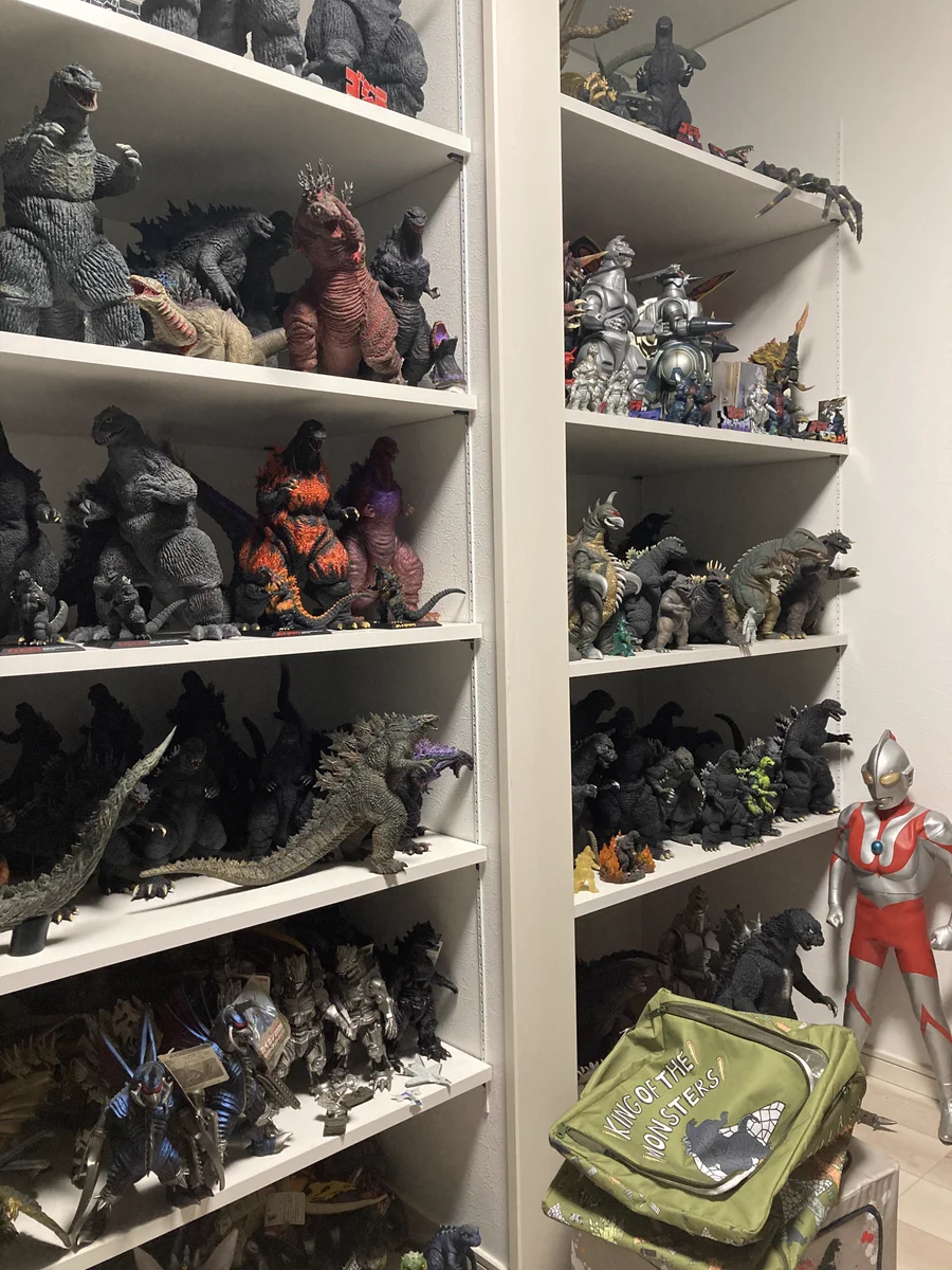 ゴジラを飾るためのこだわりぬいたオタク部屋！とくとご覧あれ！