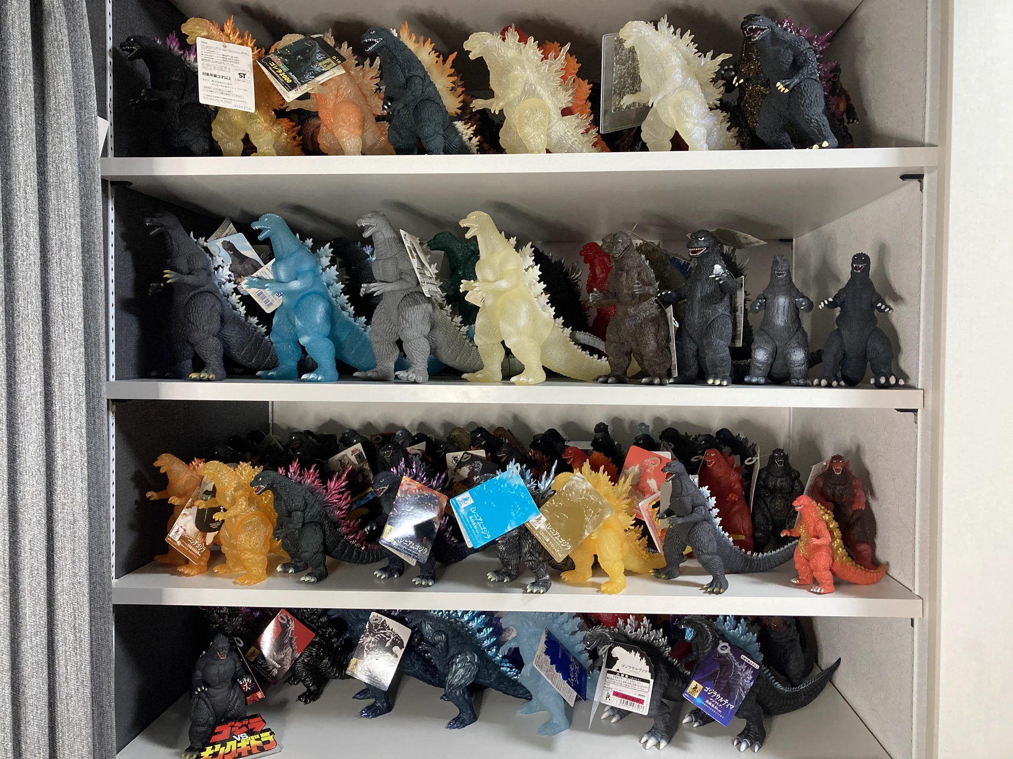 ゴジラを飾るためのこだわりぬいたオタク部屋！とくとご覧あれ！