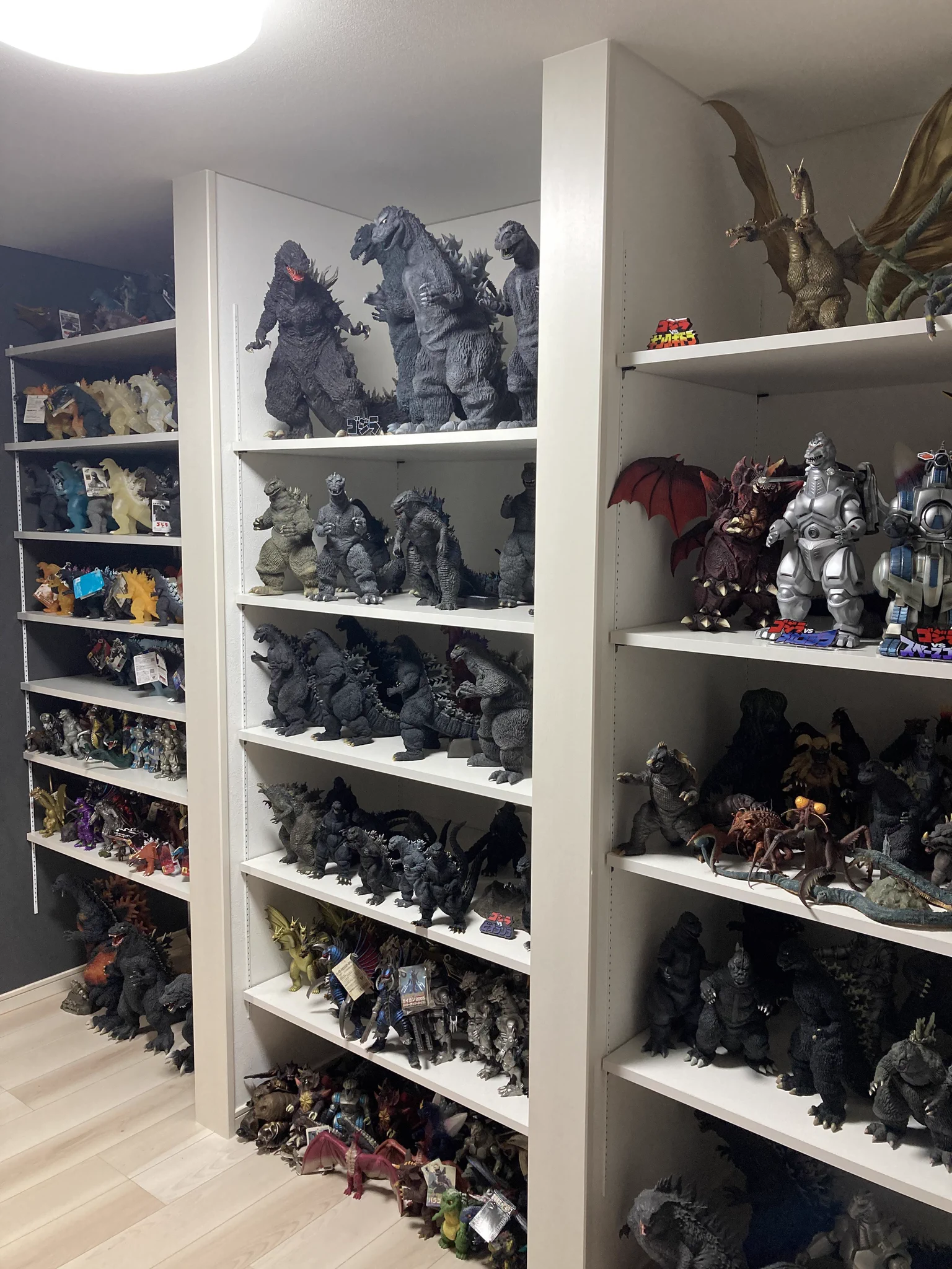 ゴジラを飾るためのこだわりぬいたオタク部屋！とくとご覧あれ！