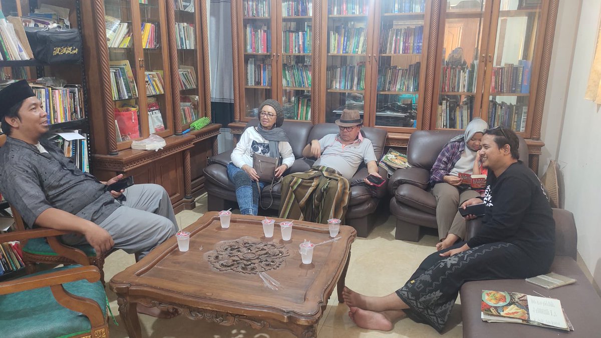 Biar kaki masih ngilu dan jalan masih terpincang-pincang semangat gak boleh kendor

Alhamdulillah,, sinergi pondok hari ini di Jogja berjalan mantap, kami bersepakat untuk bersinergi dg pondok IT utk melengkapi kurikulum pondok GCNI Purwakarta dibidang technopreneur